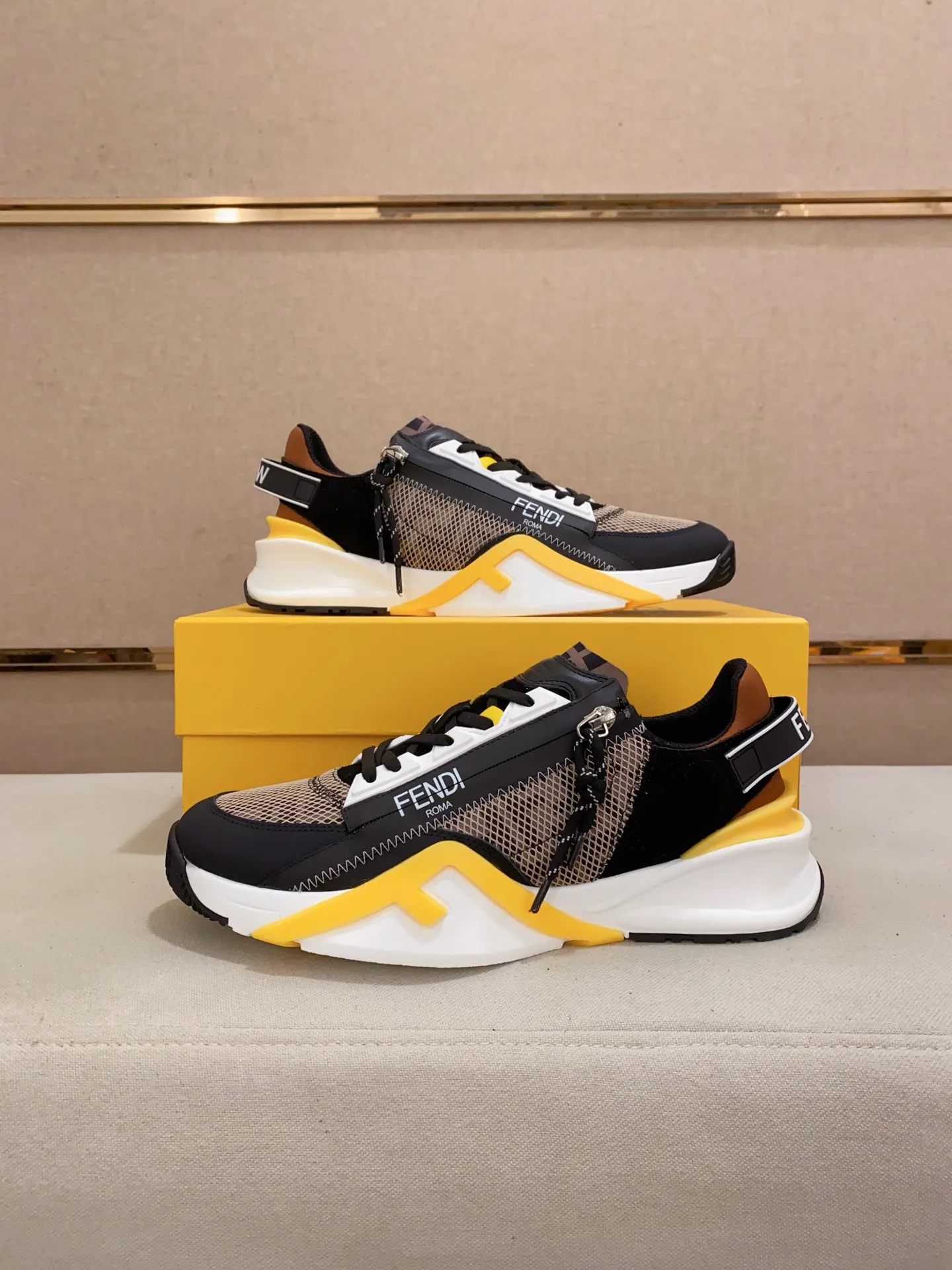 Men's shoes💰: 540💰(Higher version) [Fendi] Fendi's latest casual shoes for men! Available at counters simultaneously! A one-to-one replica of the original. Made entirely of imported top-grain calfskin, the interior is made of top-grain water-dyed cowhide, and the original factory-supplied rubber outsole. Leading new fashion concepts. Matching code: 38-44. 45 can be customized and non-returnable!